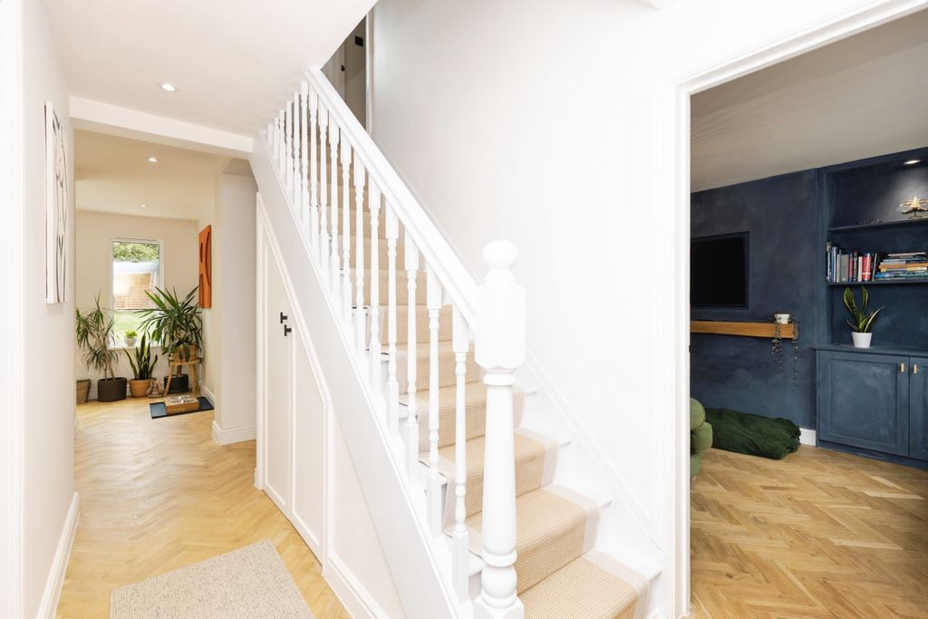 Property photo 3 of 18 Entrance Hallway
