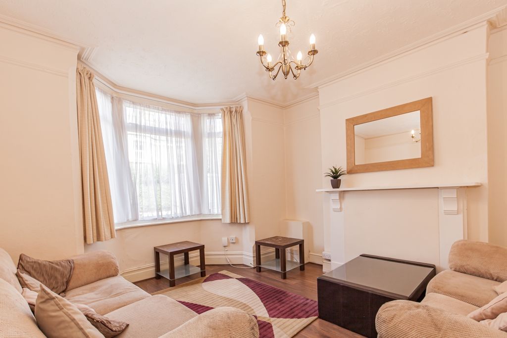 Property photo 1 of 11 Living Room