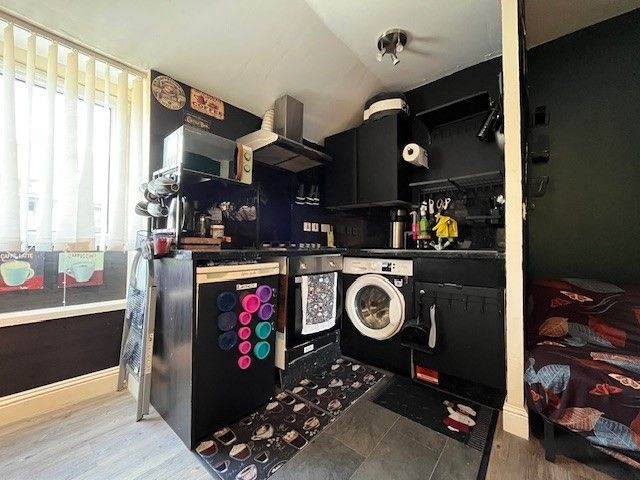Property photo 3 of 6 Kitchen