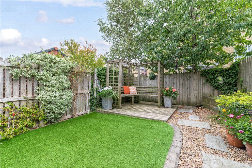 Property photo 2 of 31 Rear Gardens