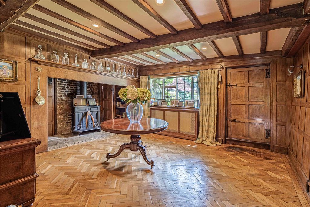 Property photo 3 of 38 Entrance Hall