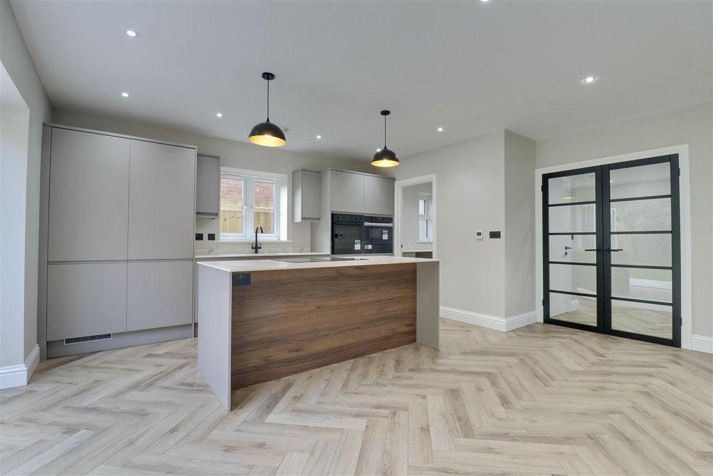 Property photo 3 of 21 Kitchen