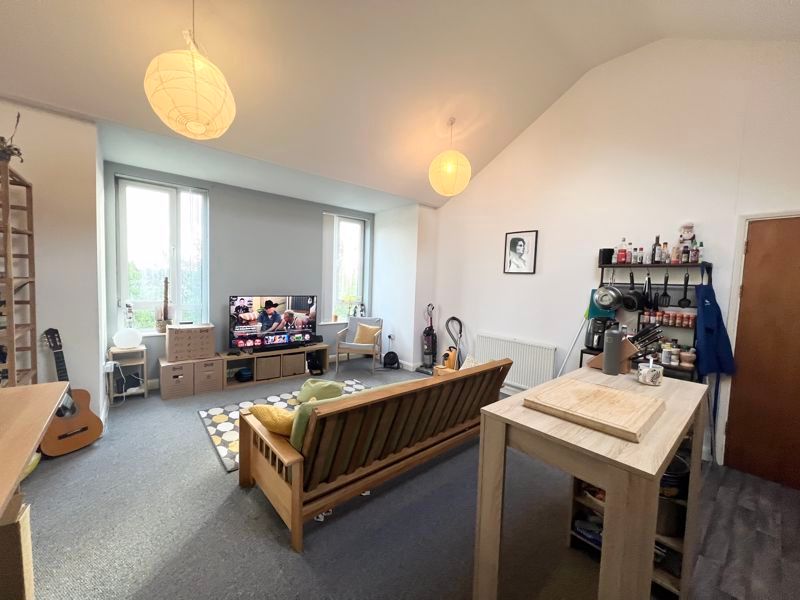 Property photo 1 of 8 Photo 4