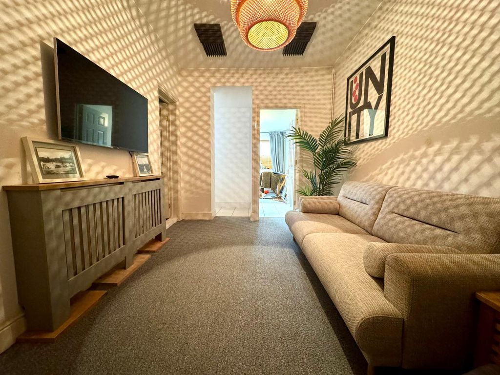 Property photo 3 of 18 Lounge