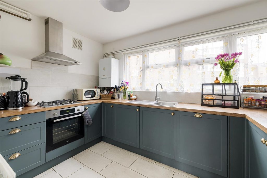 Property photo 3 of 21 Drayton Road, E11