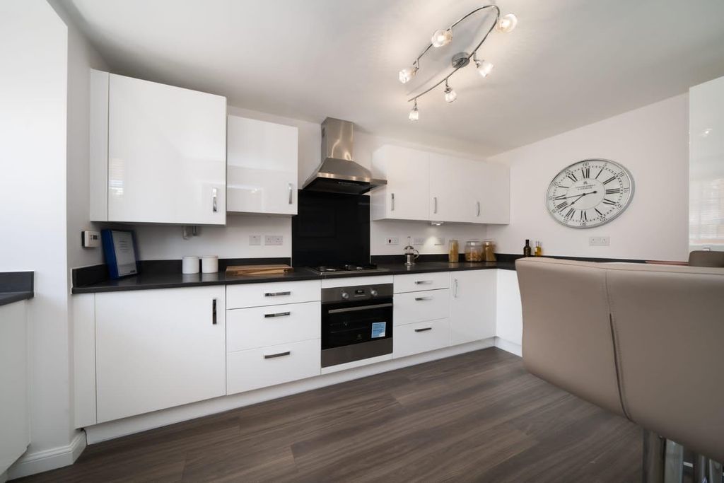 Property photo 2 of 21