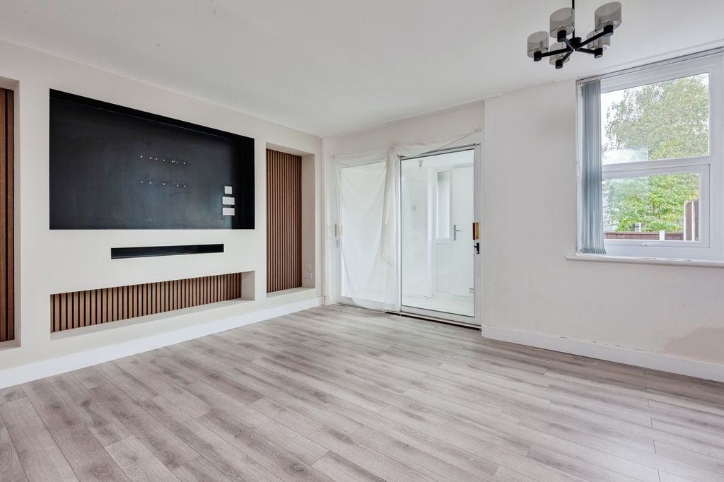 Property photo 3 of 18 Pbox-Img.Jpg