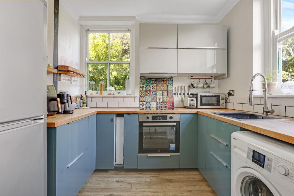 Property photo 3 of 11 10-122Ajhpropworld - Flat 7, 74 Lawrie Prk Road -