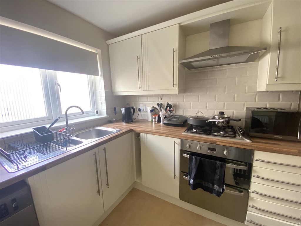 Property photo 3 of 9 Kitchen