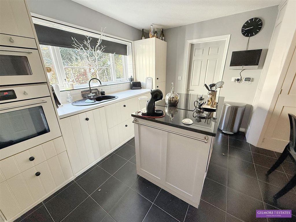 Property photo 3 of 21 Dining Kitchen