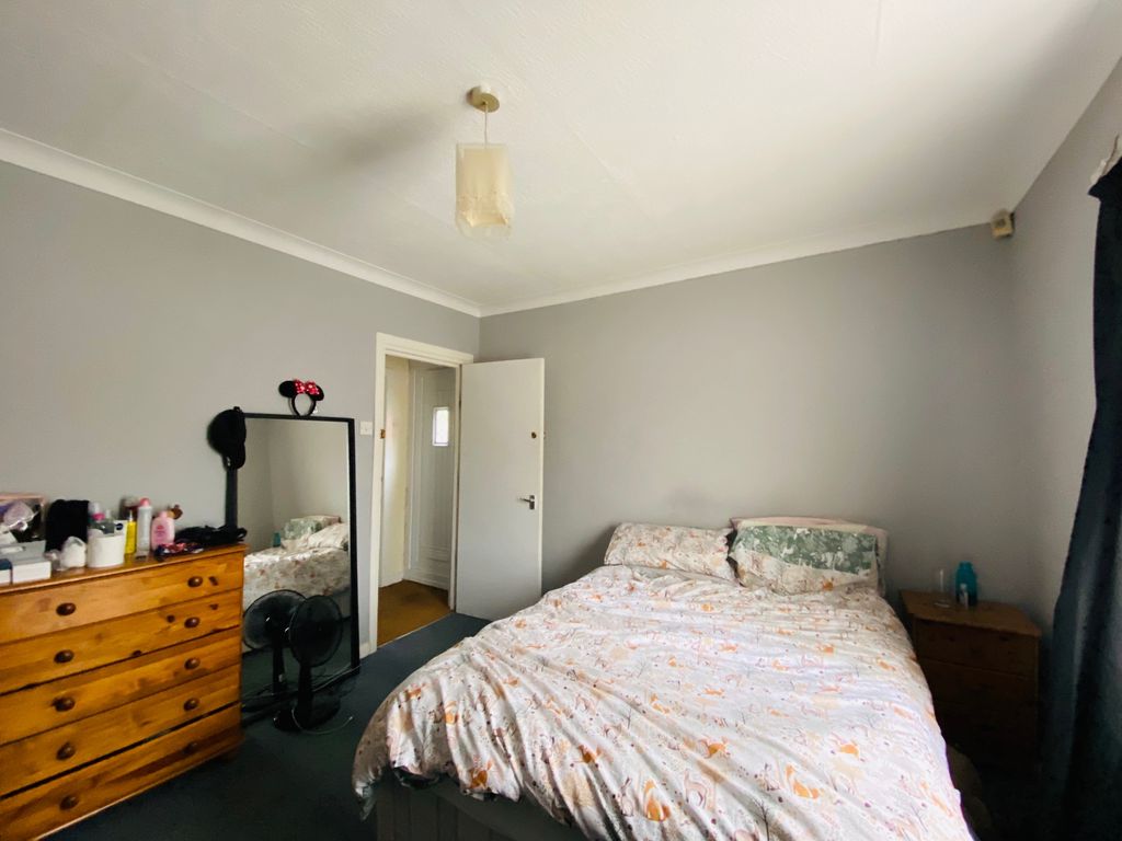 Property photo 1 of 18 Bedroom