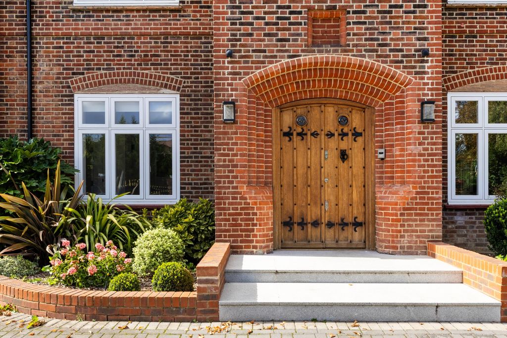 Property photo 2 of 38 4405971