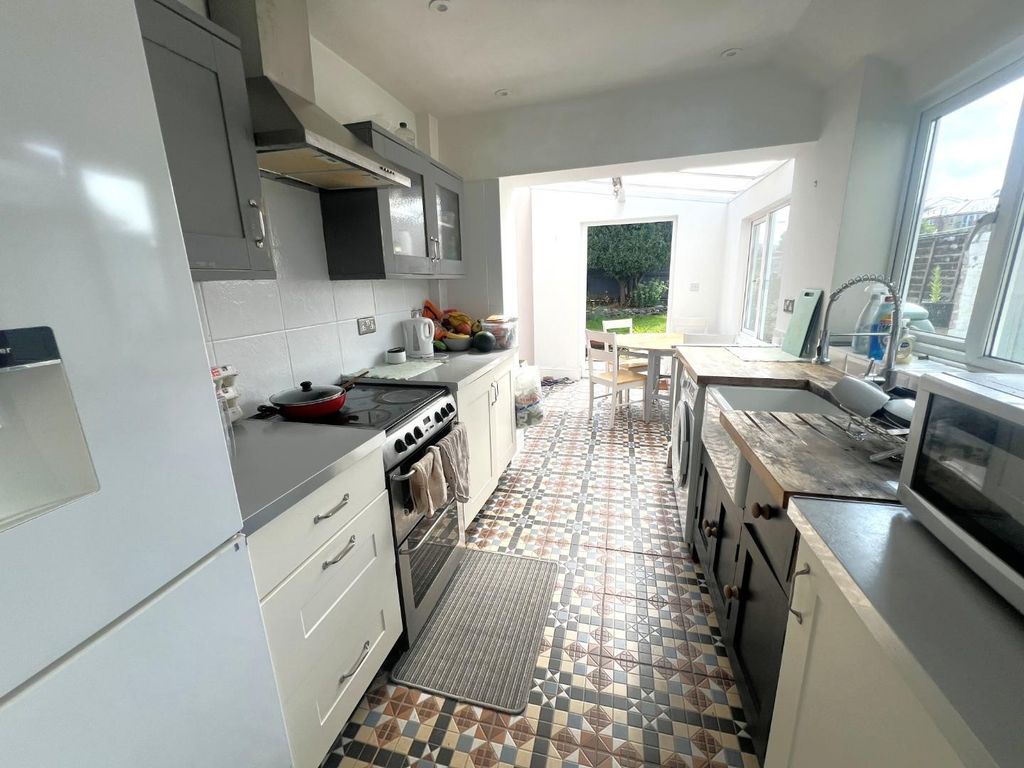 Property photo 2 of 7 Kitchen