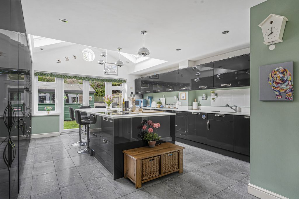 Property photo 2 of 34