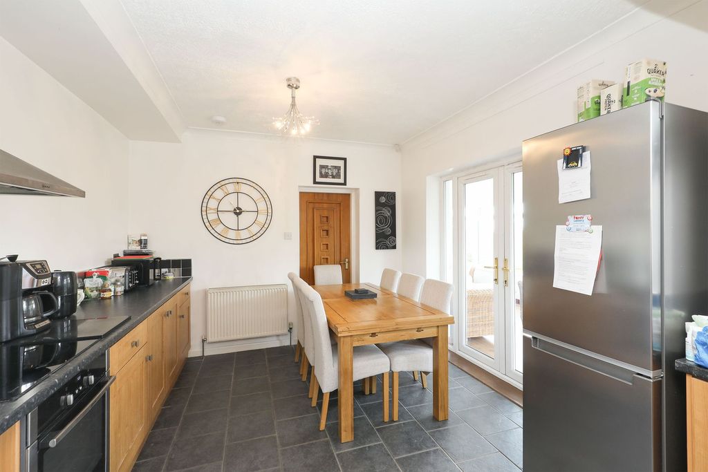 Property photo 3 of 31
