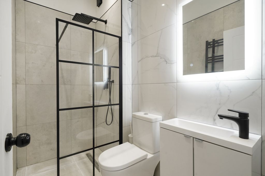 Property photo 1 of 14 Stylish 2-Bed Loft Apartment Near Mortlake Station, Sw14