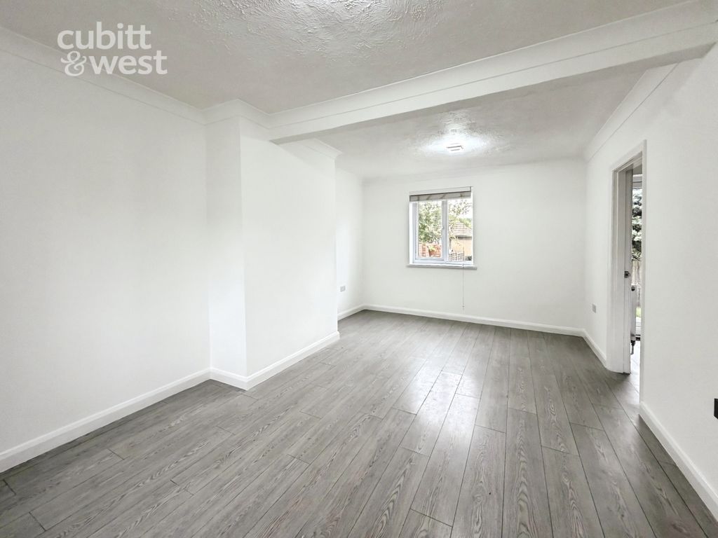 Property photo 3 of 14 Lounge