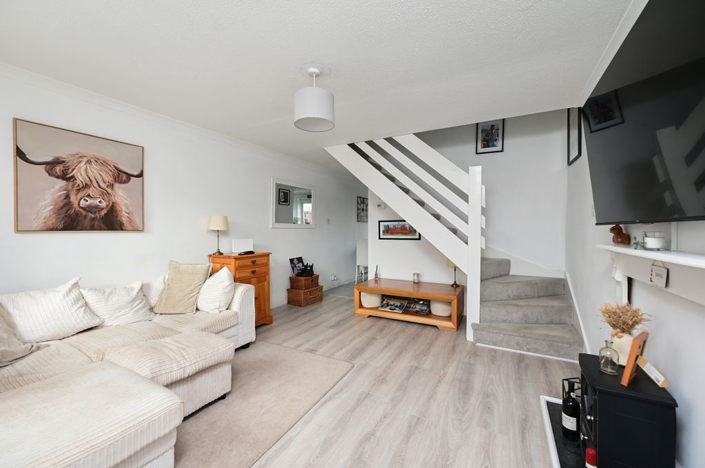 Property photo 2 of 9 38 Cherrytree Close (2)