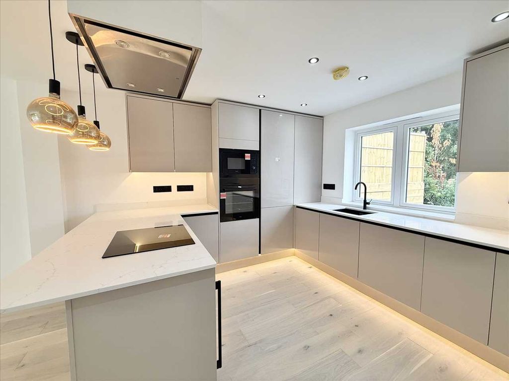 Property photo 3 of 30 Kitchen