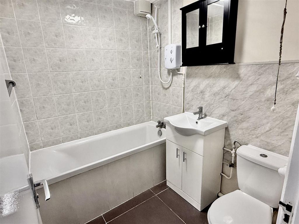 Property photo 2 of 6 Bathroom