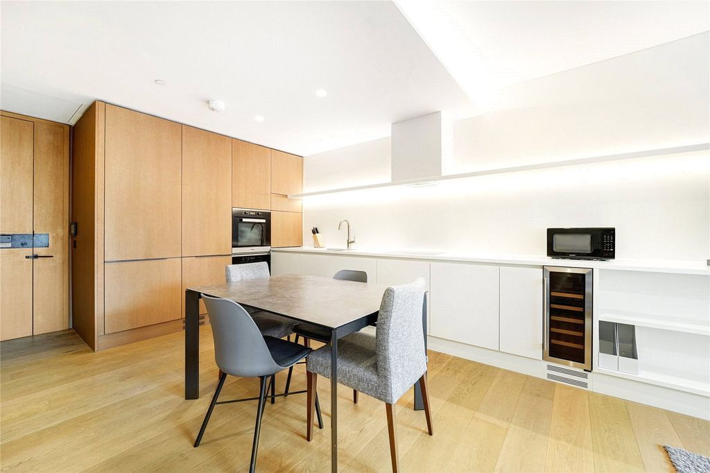 Property photo 1 of 10 Rathbone Place