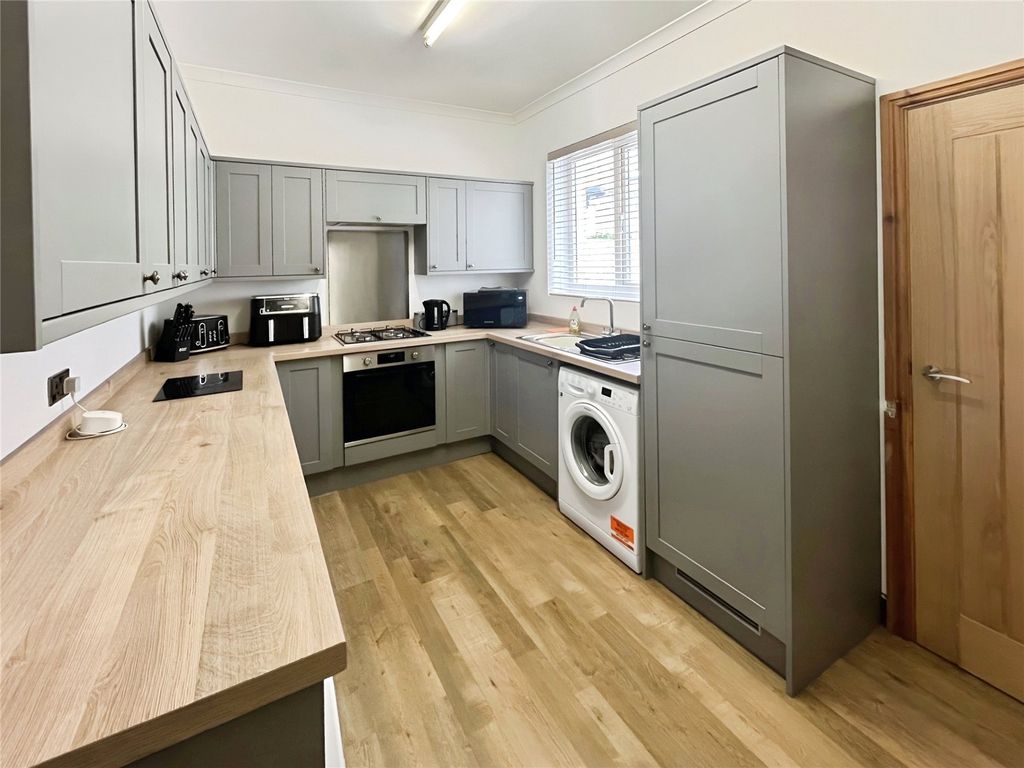 Property photo 3 of 10 Kitchen