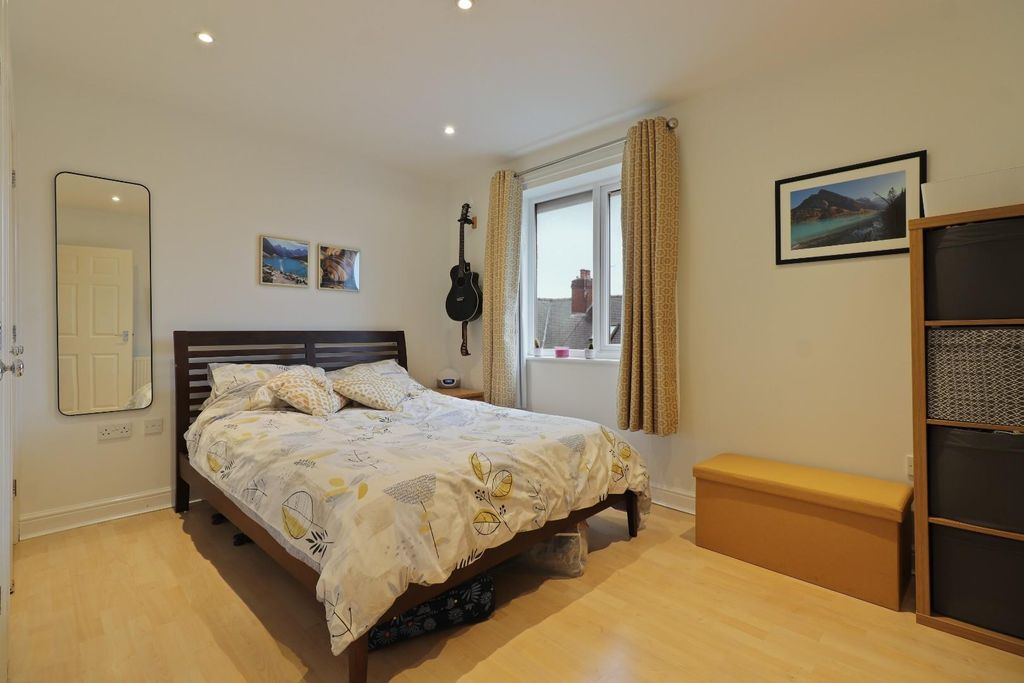 Property photo 2 of 21 Bedroom 1