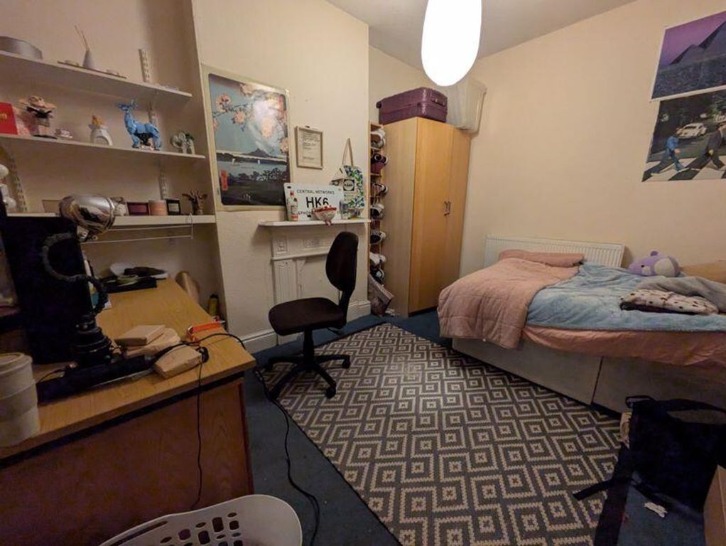 Property photo 1 of 14 A Cozy And Inviting Double Bedroom Featuring A Com...