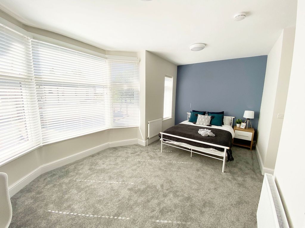 Property photo 1 of 12 Ensuite Bedroom 3