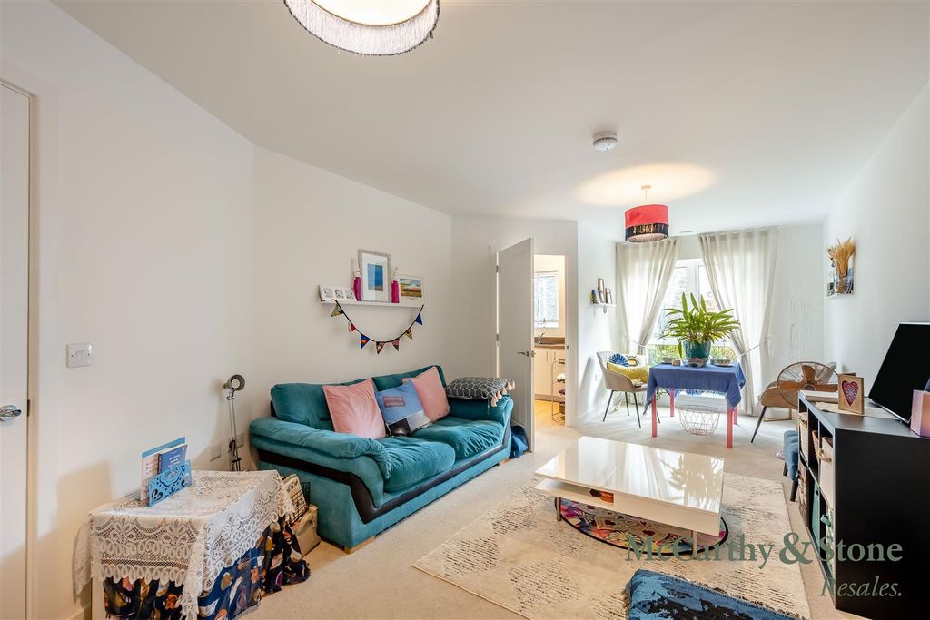 Property photo 2 of 21 8702180-Interior06.Jpg