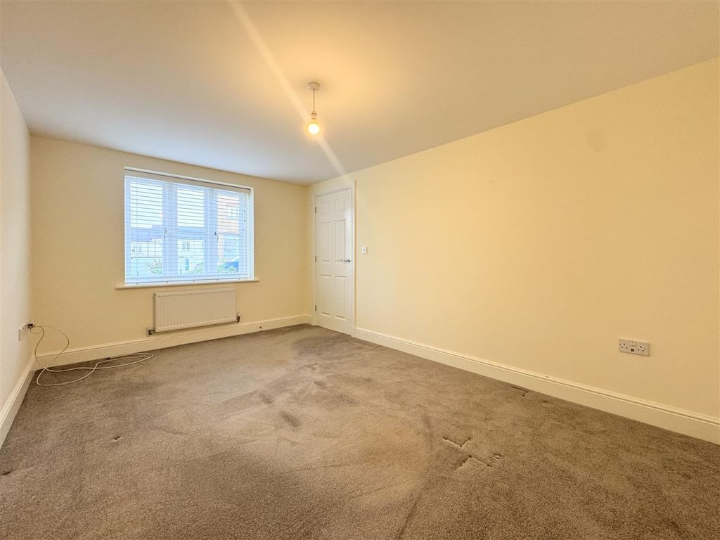 Property photo 3 of 19 Lounge