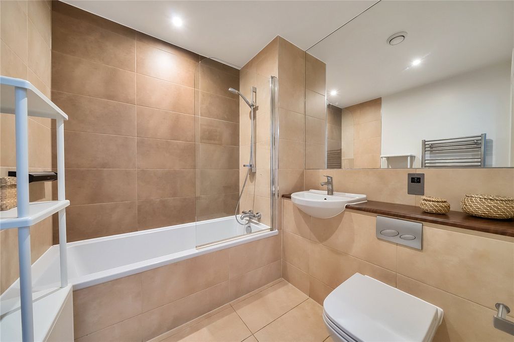 Property photo 3 of 11 Bathroom