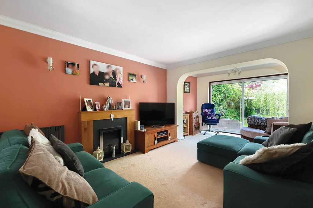 Property photo 2 of 20 21 Ashbury Drive (8)