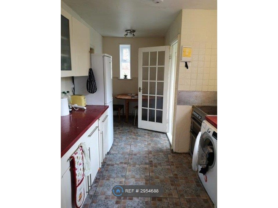 Property photo 3 of 16 Kitchen