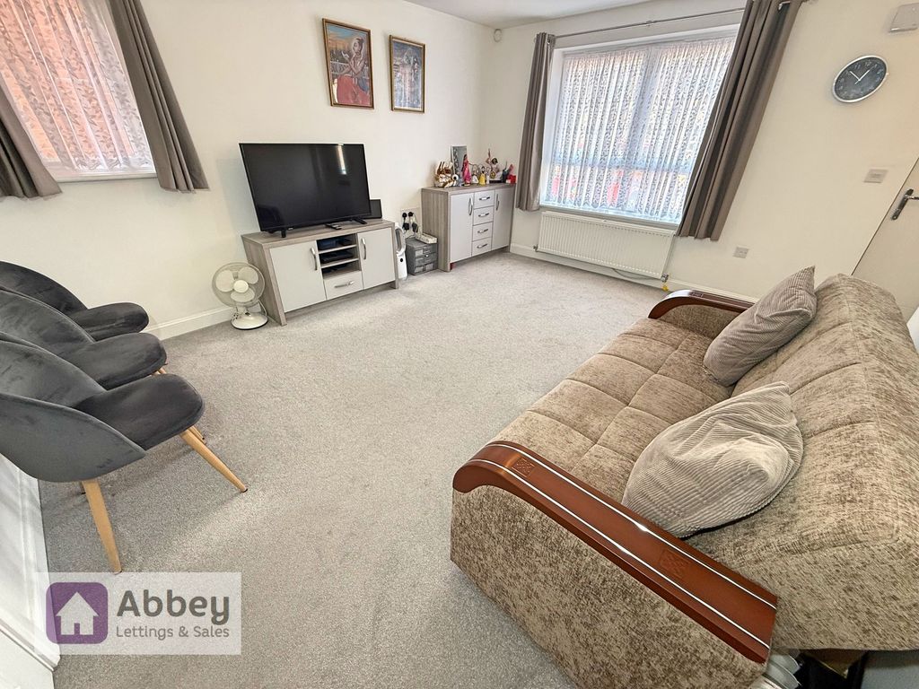 Property photo 3 of 13 Lounge