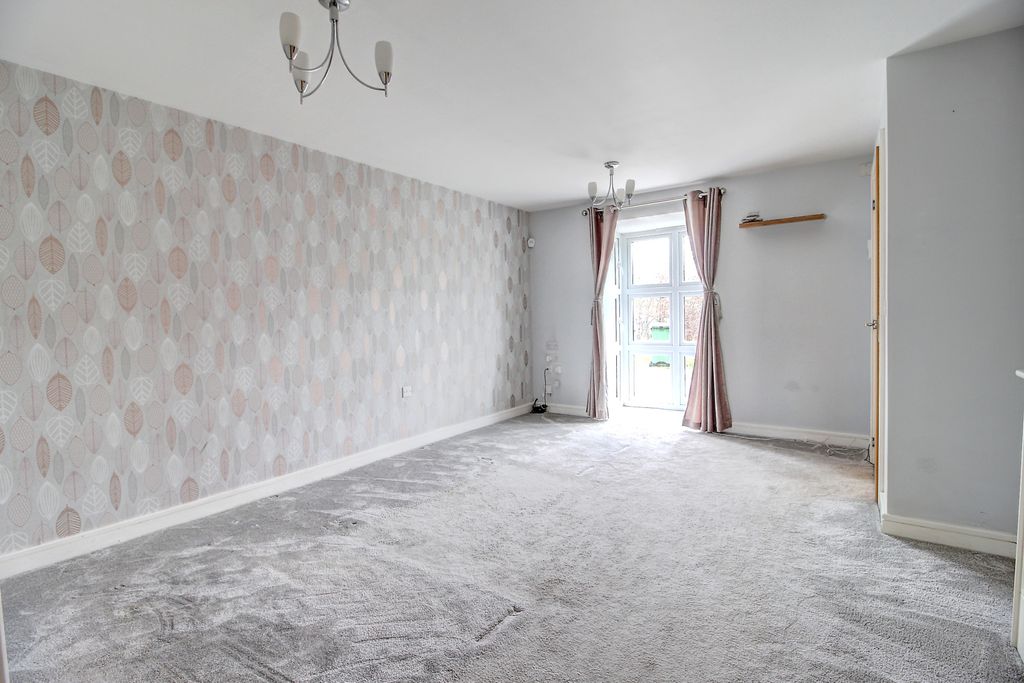 Property photo 3 of 20 Lounge