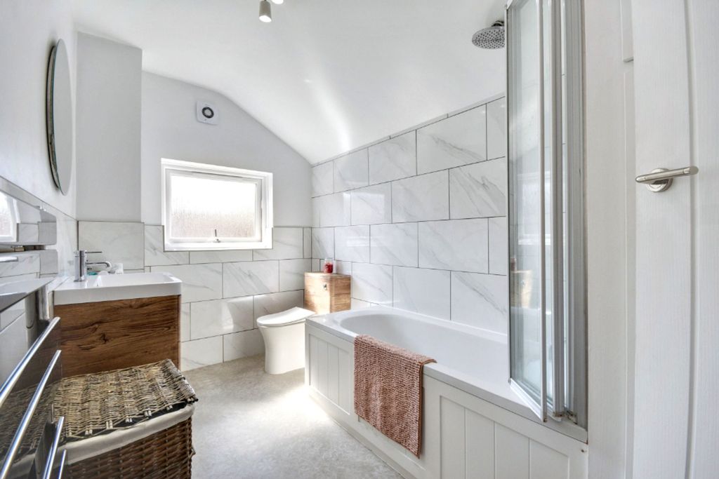 Property photo 3 of 13 Luxury Bathroom