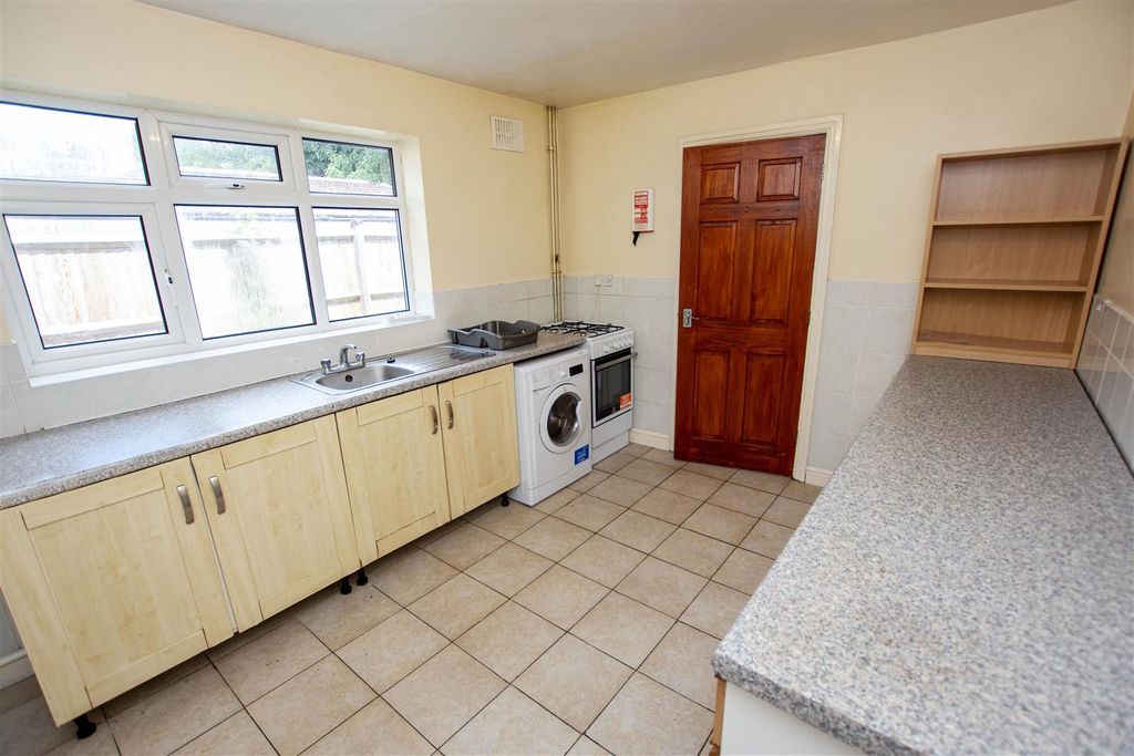 Property photo 2 of 9 Approach