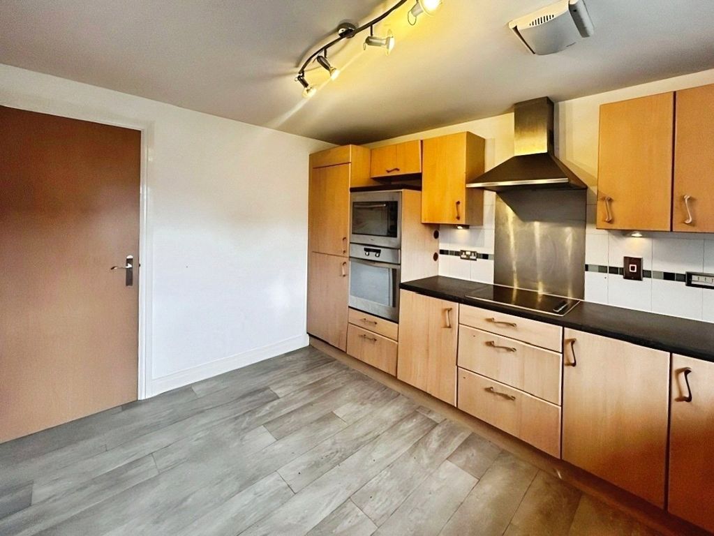 Property photo 2 of 11 Kitchen
