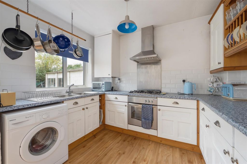 Property photo 3 of 21 Green Lane, Whitstable