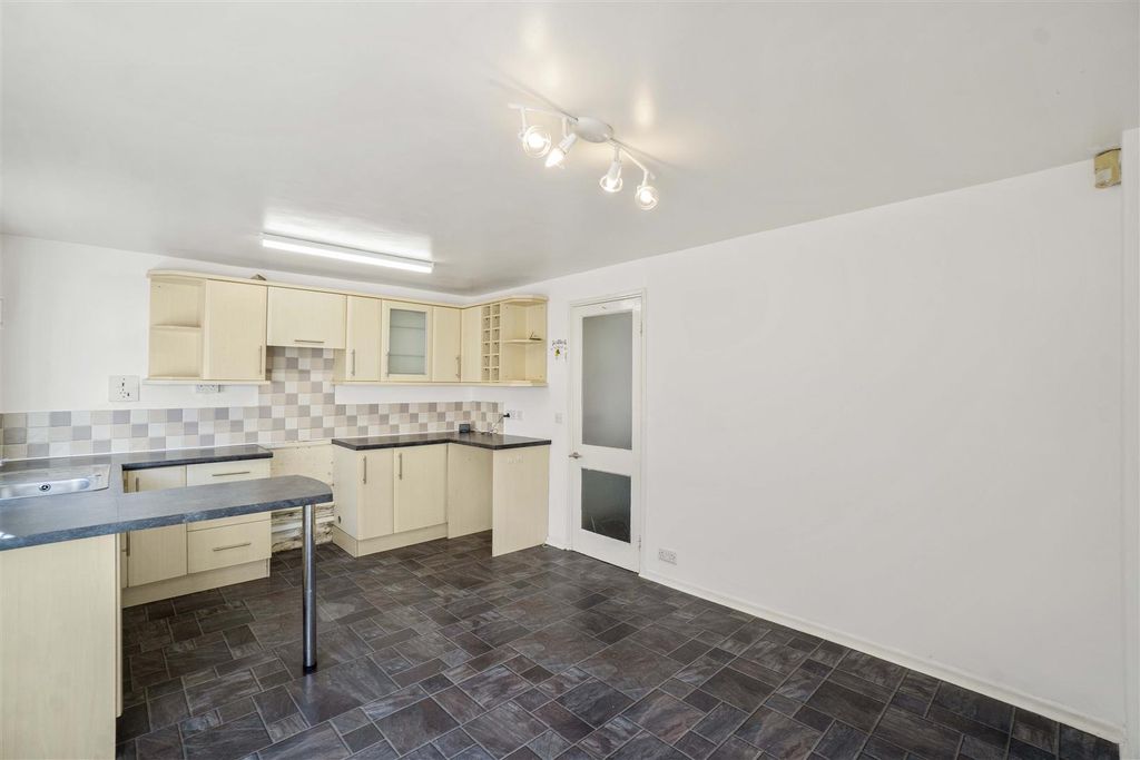 Property photo 3 of 9 Kitchen Diner