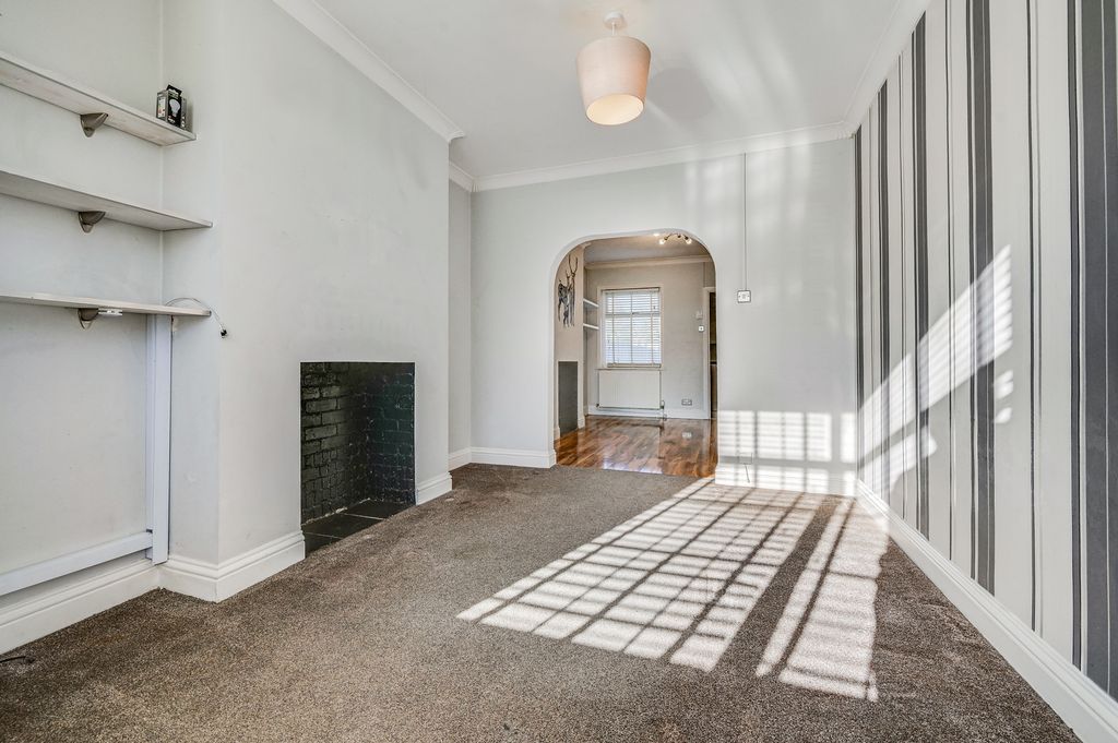 Property photo 3 of 17 63Cressingroadl