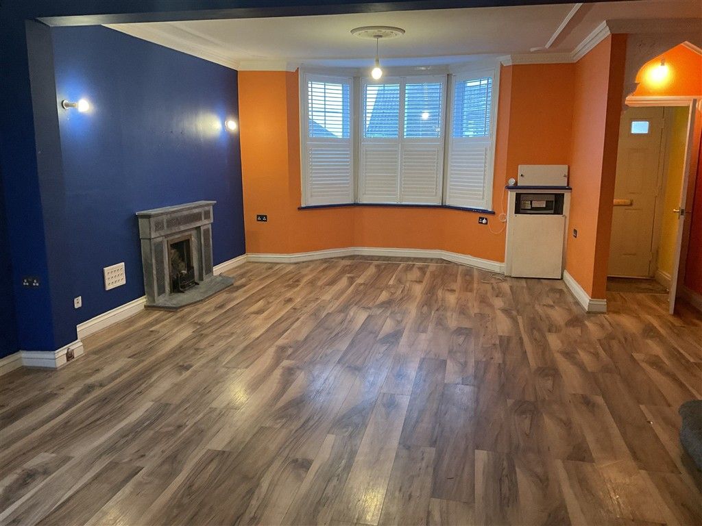 Property photo 3 of 7 Lounge 25