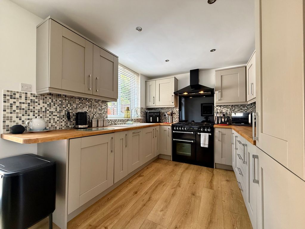 Property photo 3 of 18 Kitchen