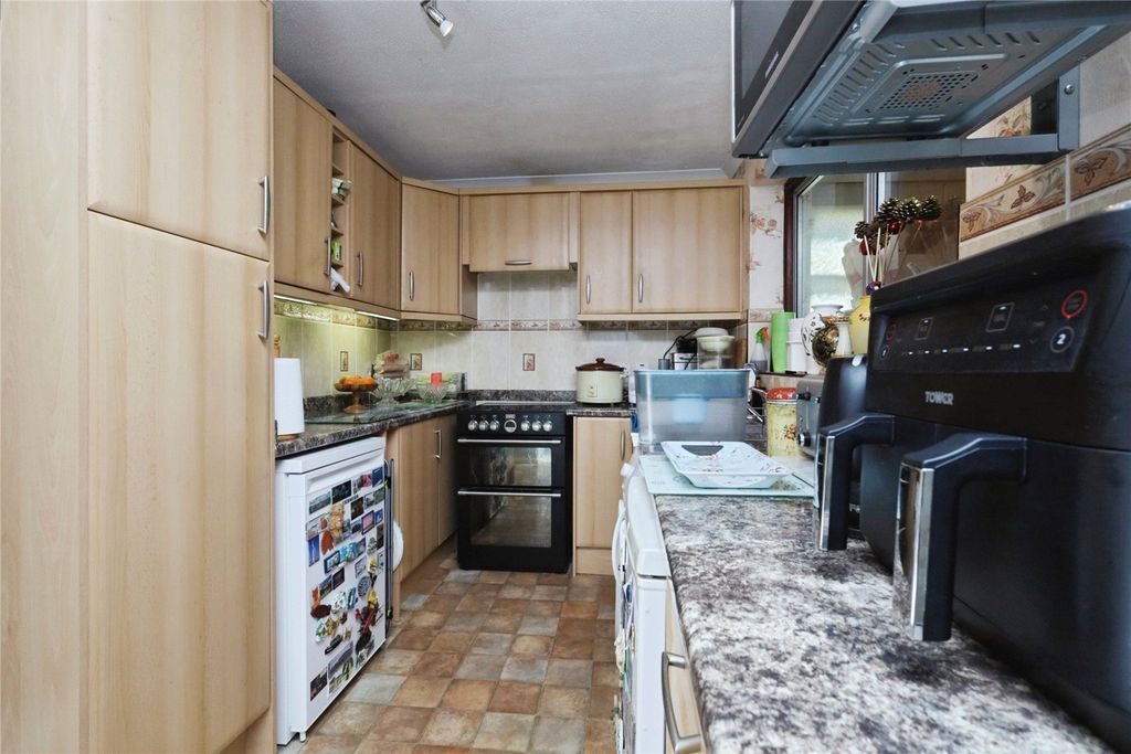 Property photo 2 of 16 Picture No. 11