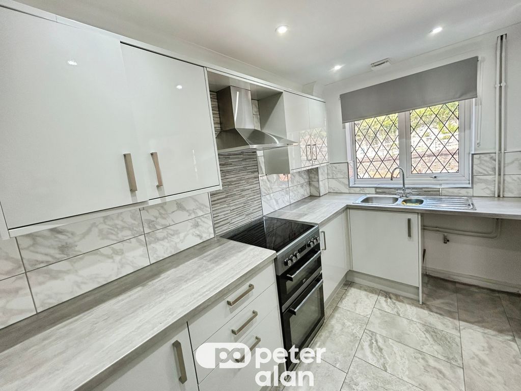 Property photo 2 of 9 Kitchen
