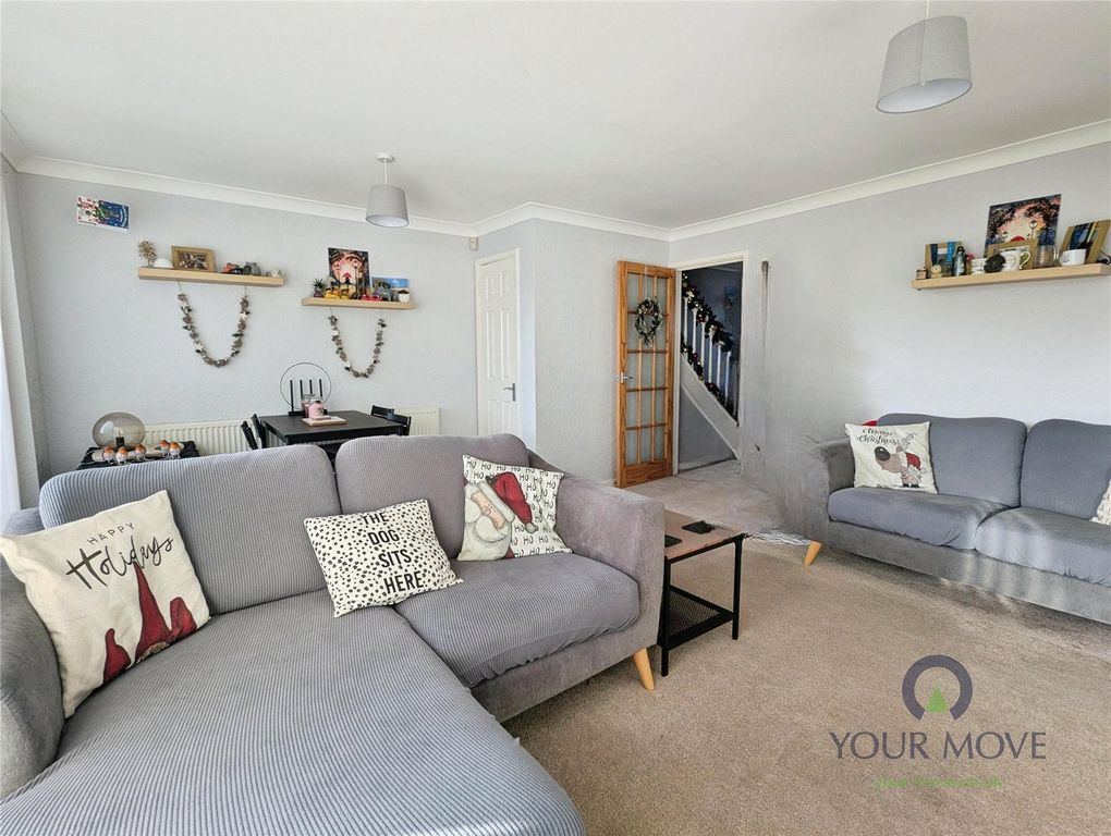 Property photo 3 of 11 Lounge