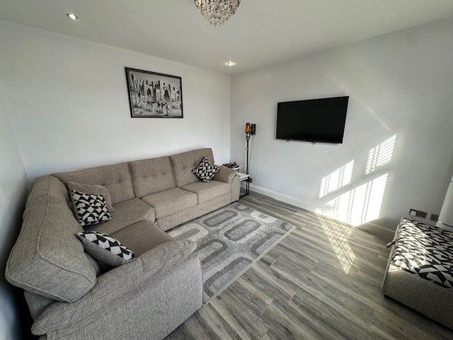 Property photo 3 of 24 Lounge
