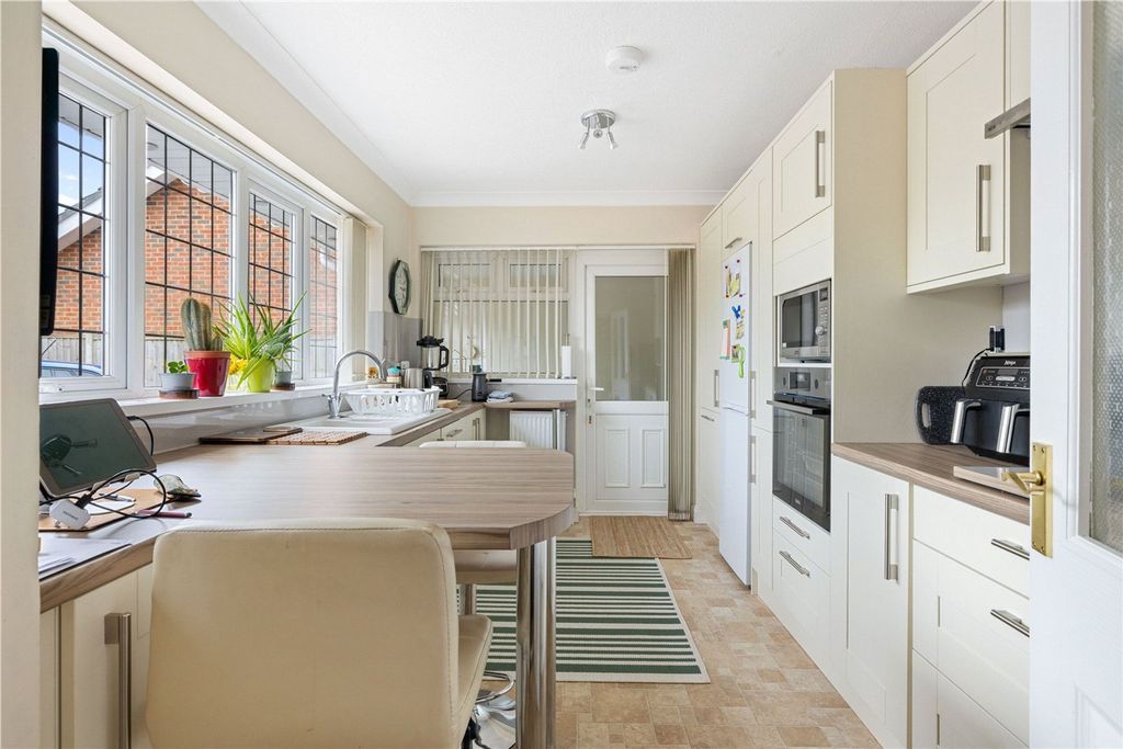 Property photo 3 of 18 Kitchen