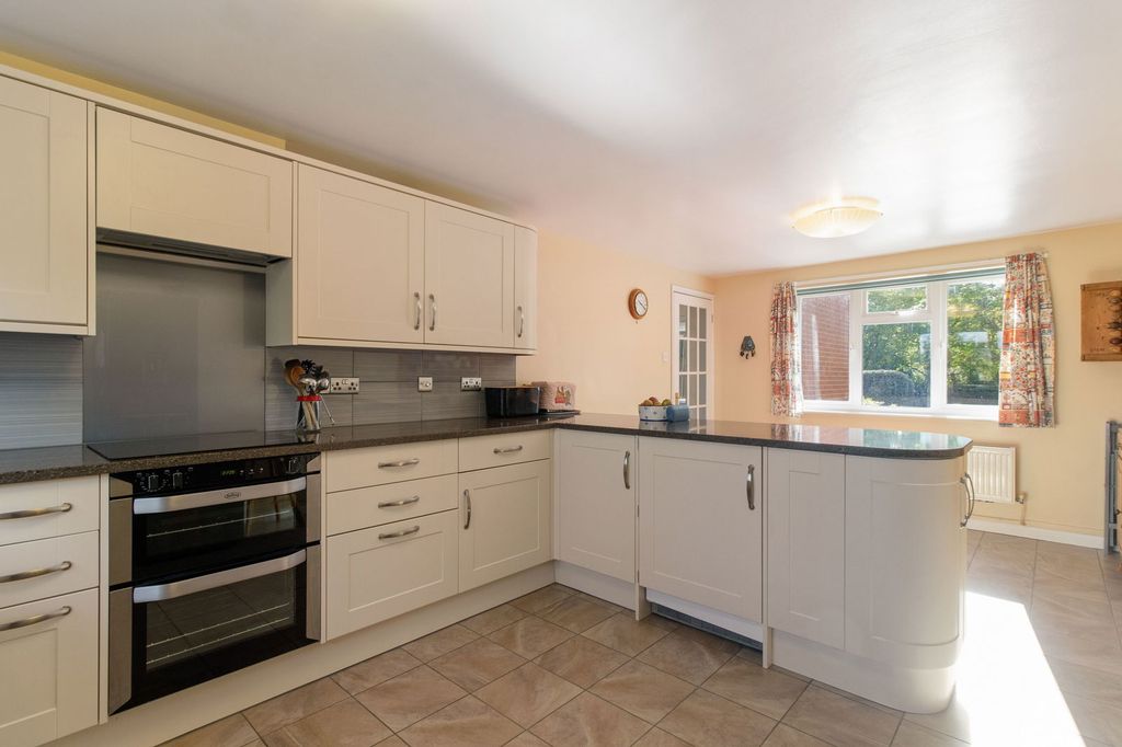 Property photo 3 of 27